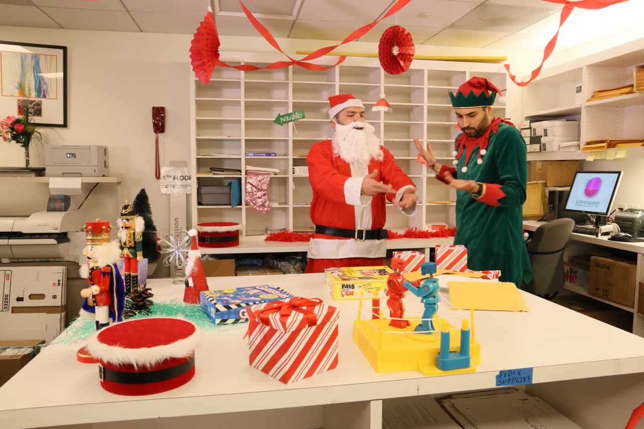 El set de grabación, parecía la oficina de correo donde
<b>Santa</b> recibe todas sus cartas.