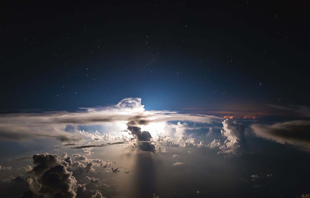 "When I started in aviation I was not an expert in photography and it was through flying that I understood the privilege that pilots have to see spectacular scenarios that are not common," Santiago Borja, told Univision. A commercial pilot who has dedicated himself to photographing storms from the window of the plane's cabin. This photo was taken a few miles from Miami, Florida, on a flight from Guayaquil to New York at 34,000 feet.