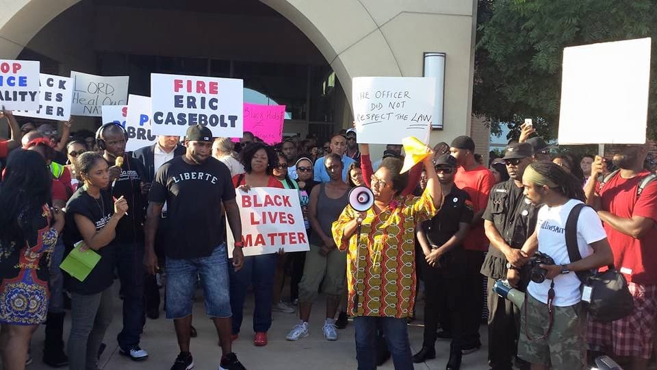 Exigen despido de policía por agresión a adolescentes en Texas