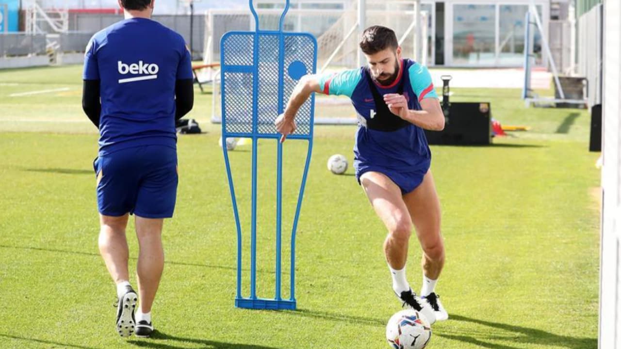 Gerard Piqué, principal novedad en el entrenamiento del Barcelona