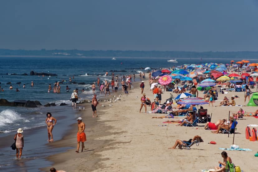 <b>Coney Island Beach & Boardwalk</b> ofrece un descanso perfecto para el verano de la agitada y húmeda ciudad de Nueva York. Si las actividades físicas son lo tuyo, Coney Island también ofrece oportunidades de recreación interesantes.