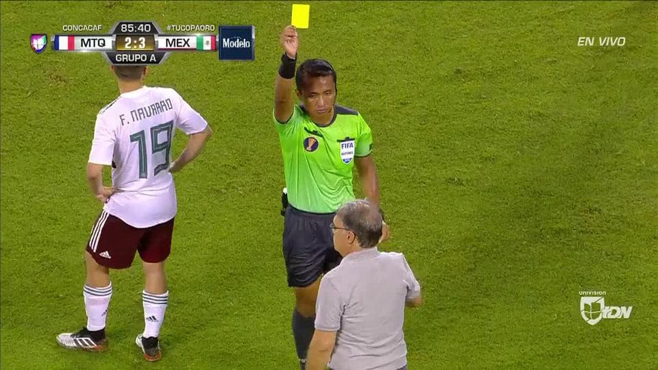 Tarjeta amarilla. El árbitro amonesta a ${PLAYER} de Mexico
