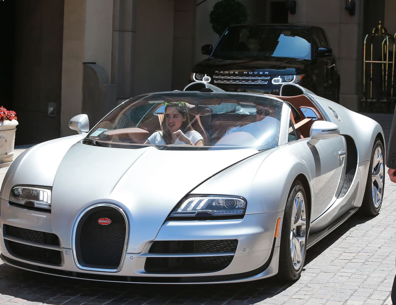 Las princesas de papá no podían perderse la celebración del hombre de su vida.