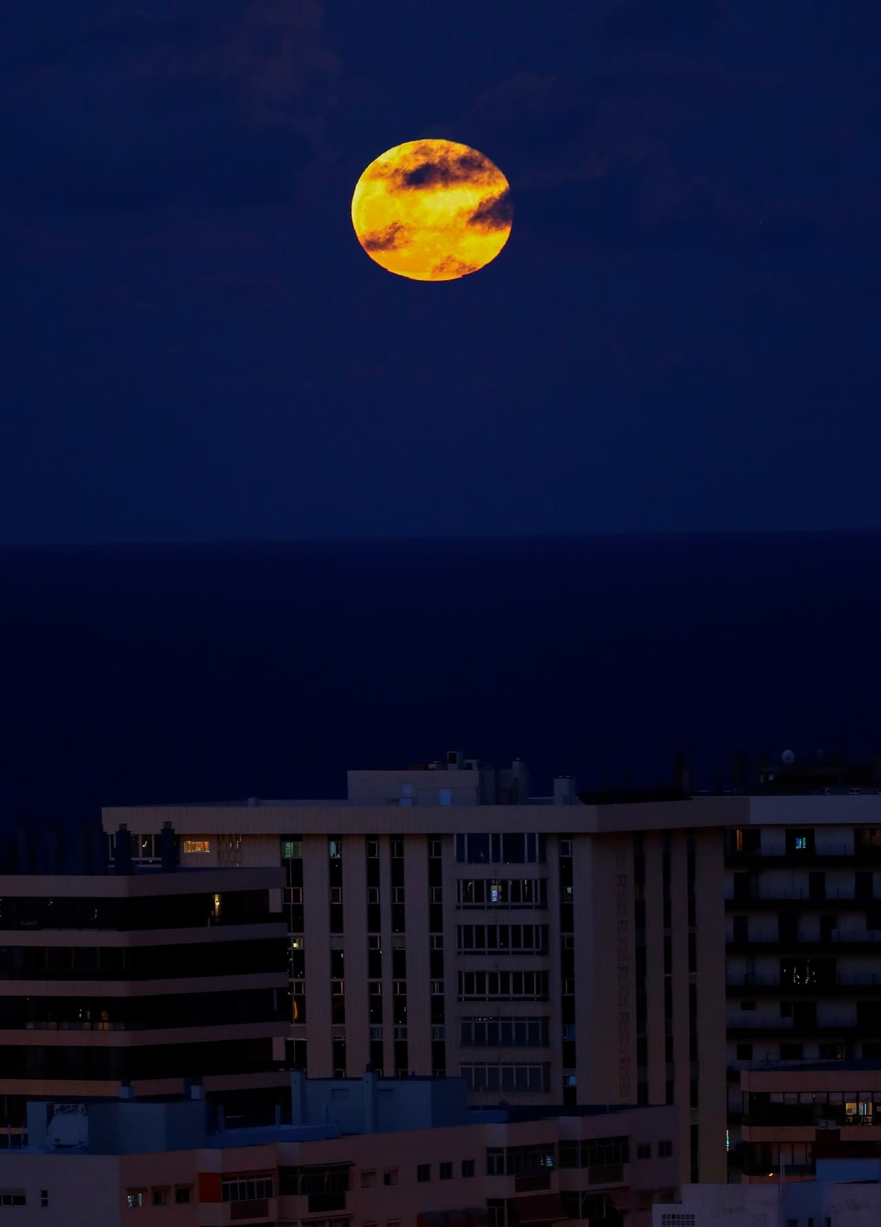 Así se vio la 'Superluna de las flores' este jueves sobre Las Palmas de Gran Canaria, en España. Las Superlunas ocurren cuando
<b>se las ve aproximadamente un 7% más grandes y aproximadamente un 15% más brillantes que una Luna llena típica, detalla el calendario granjero.</b>
<br>
<br>
<br>