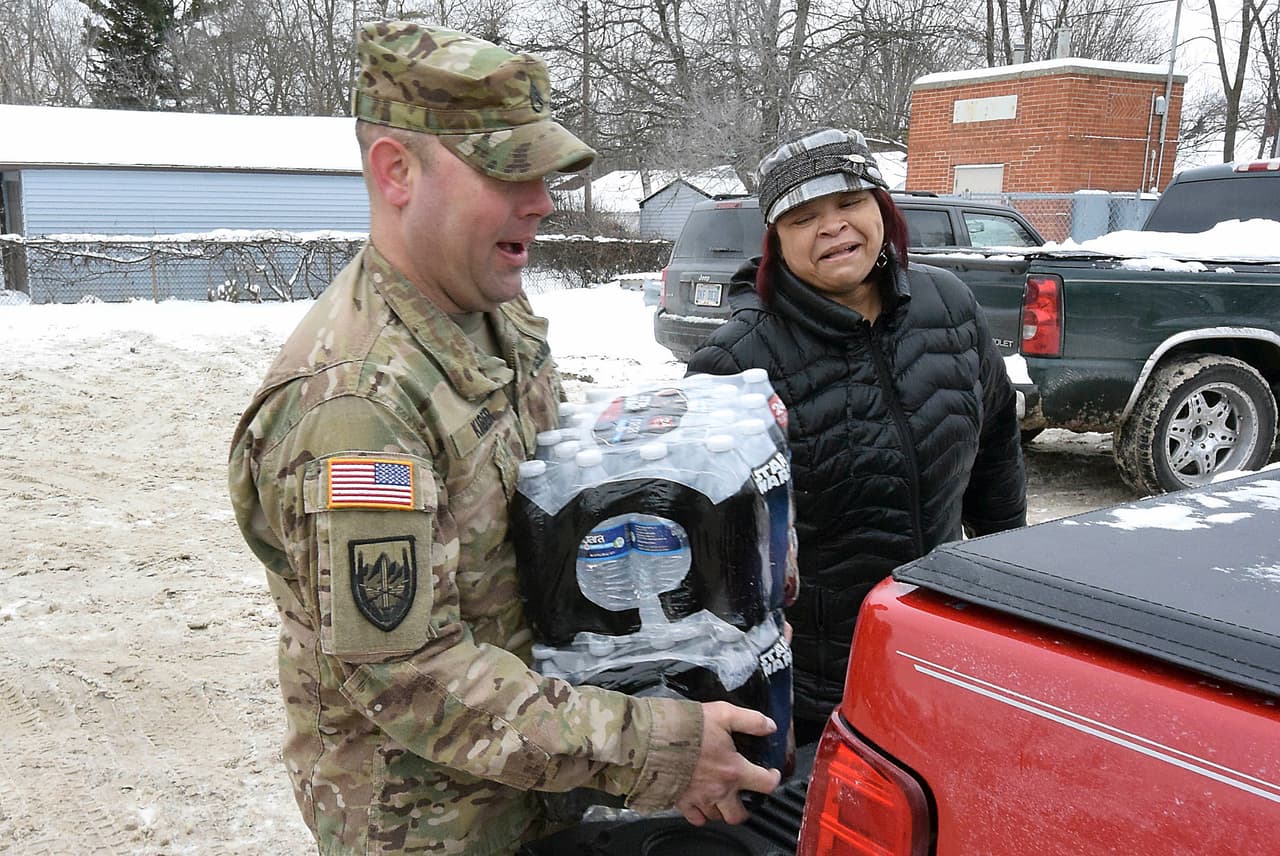 Obama recibe a la alcaldesa de Flint para revisar la crisis del agua contaminada