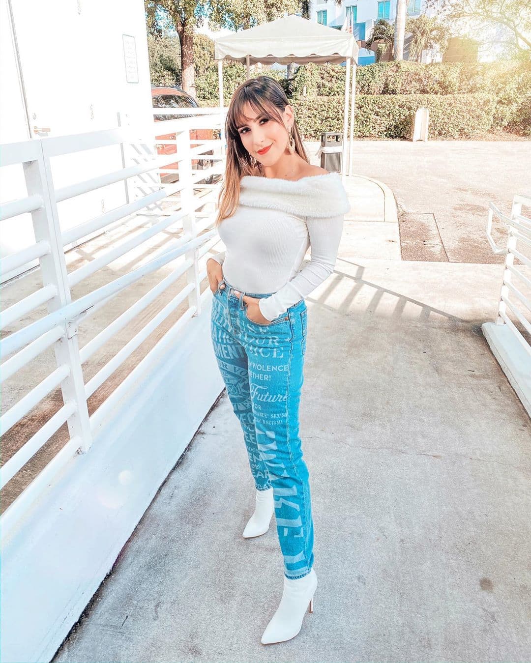 Los jeans vaqueros también los luce muy bien. En este atuendo destaca el estampado y la combinación del blanco.