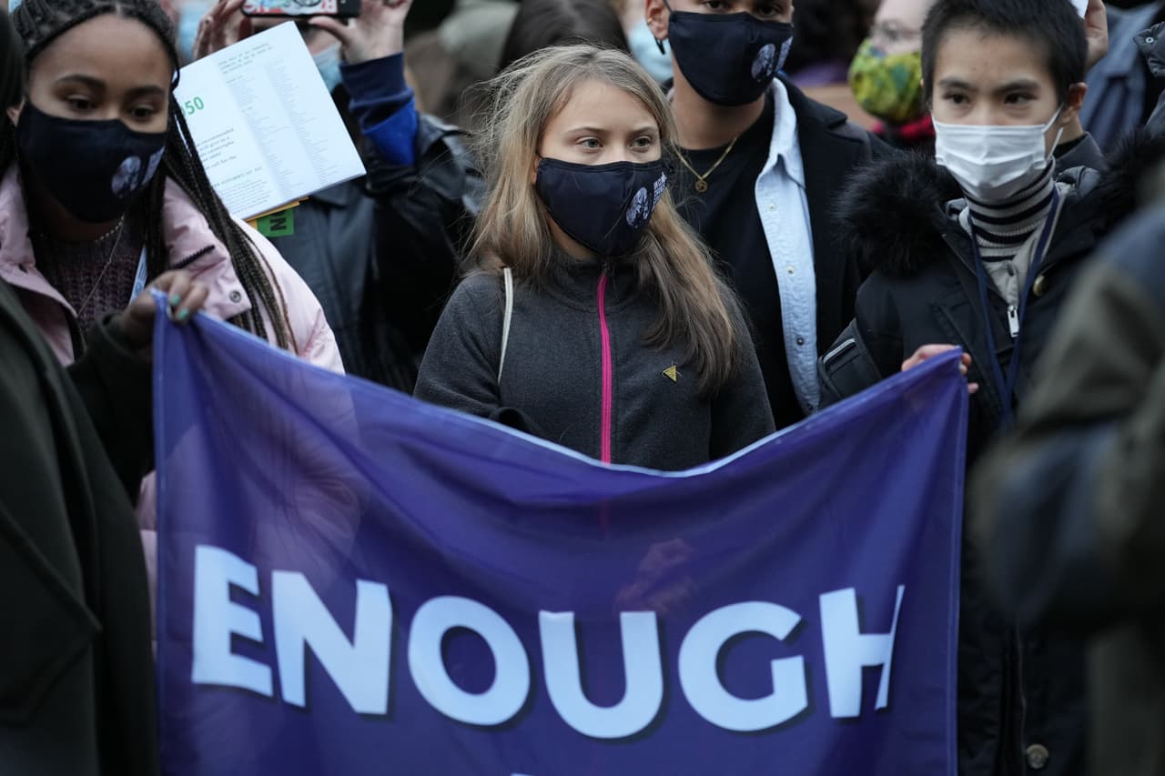 La activista Greta Thunberg participa en una protesta cerca de la sede de la Cumbre del Clima en Glasgow, Escocia. Mientras los líderes mundiales discuten sobre el cambio climático, varios grupos de activistas han salido a las calles para protestar por el progreso real que deben realizar los gobiernos para detener el impacto de la actividad humana en el clima.
<br>