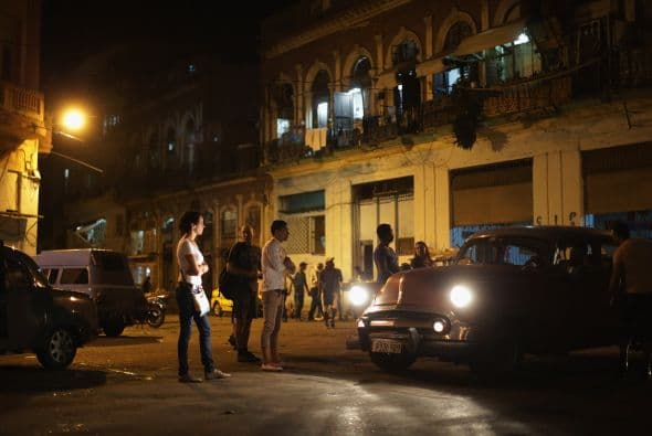 Al anochecer los cubanos buscan un taxi que los lleve a casa después de la jornada laboral.