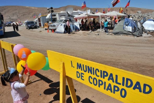 La segunda, que ya logró la semana pasada llegar al sitio donde están los mineros atrapados, ha avanzado ahora 12 metros en su segunda operación, ensanchar esa primera perforación a 70 centímetros de diámetro.