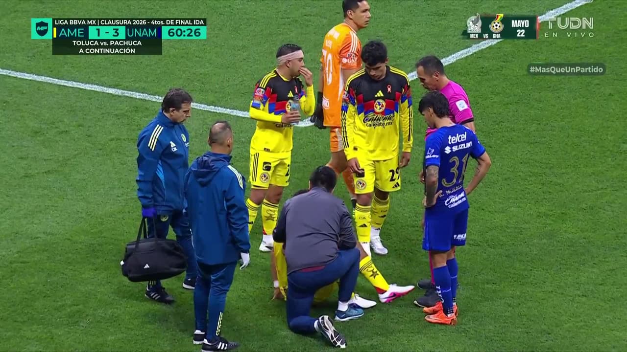 ¡Sebastián Cáceres sale de la cancha tras recibir un fuerte golpe en la cara!