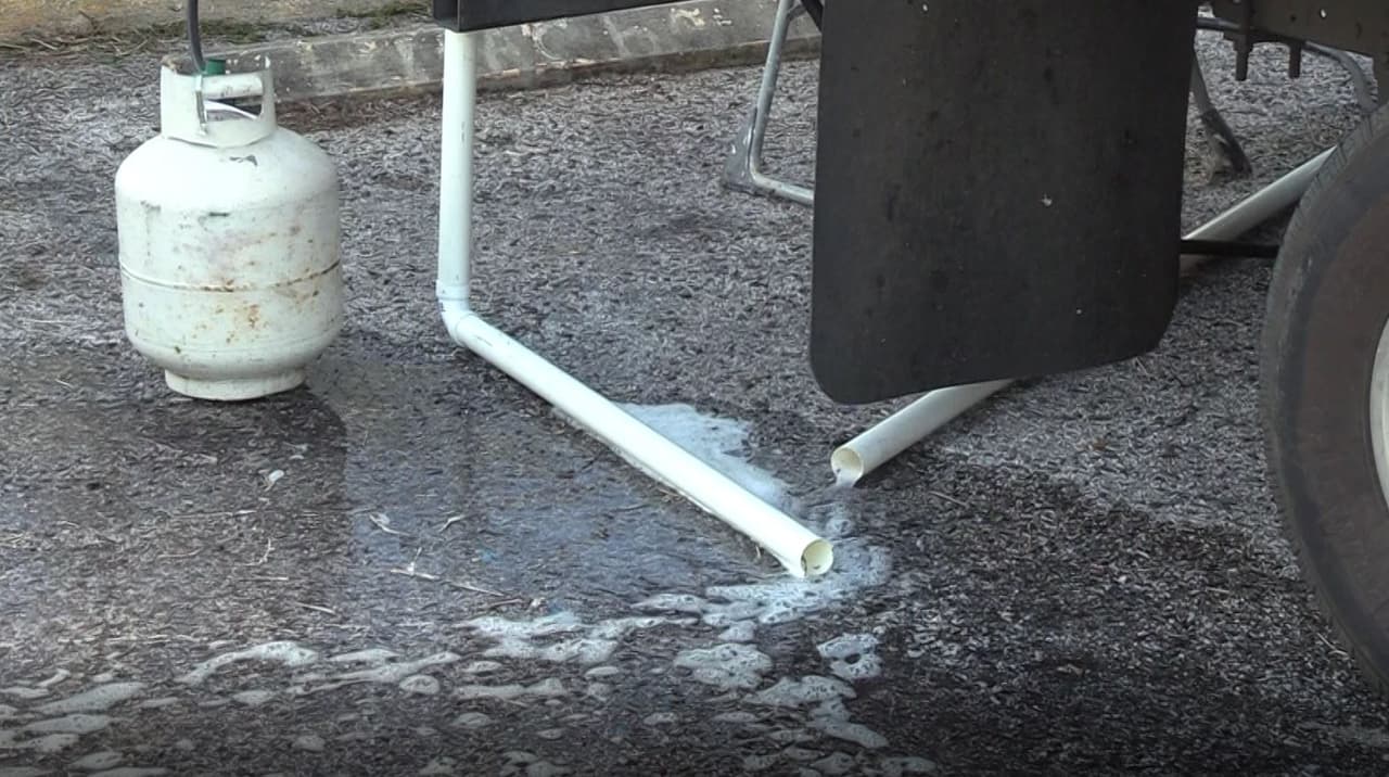 Este indicó que en ocasiones han estado desde la mañana hasta la noche en un mismo lugar para que la gente pueda lavar su ropa.