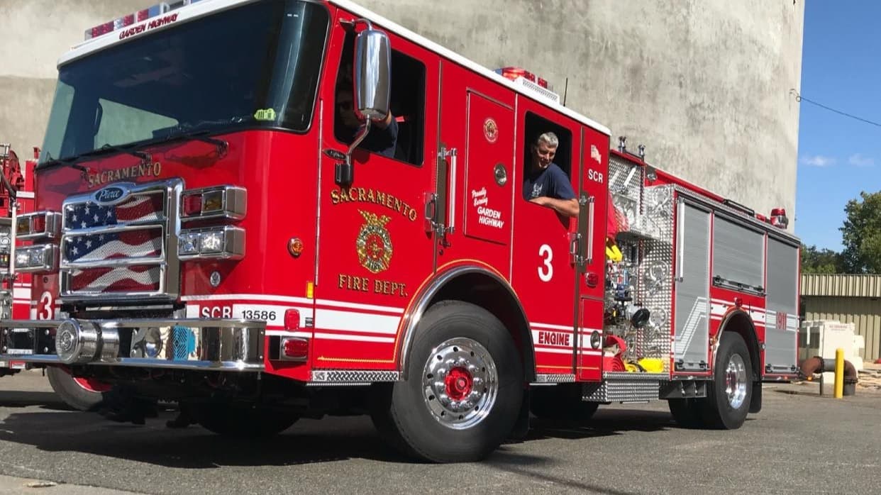 Encuentran a un hombre adentro de un edificio en llamas en Sacramento