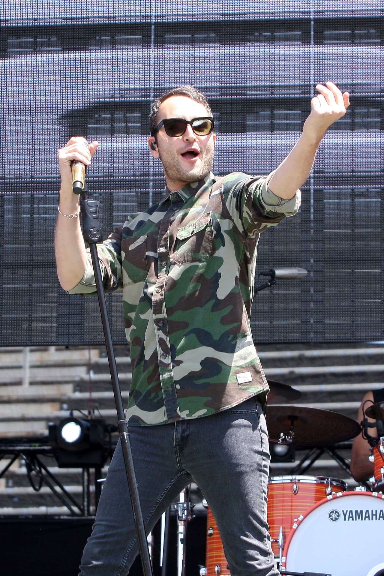 "Después de eso cantaba en fiestas, en bodas, comuniones y cobraba 300 dólares", comentó el vocalista de Reik en dicha entrevista.