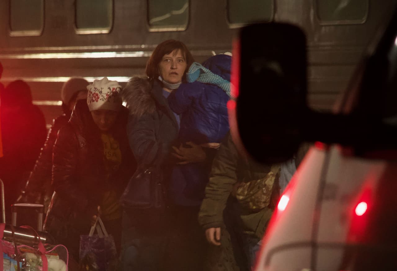 <b>Según Moscú, <a href="https://www.univision.com/noticias/mundo/kremlin-facilita-pasaportes-rusos-region-donbas-ucrania">más de 600,000 personas de las zonas secesionistas recibieron desde 2014 un pasaporte ruso</a>, </b>lo que debería facilitar aún más las evacuaciones.