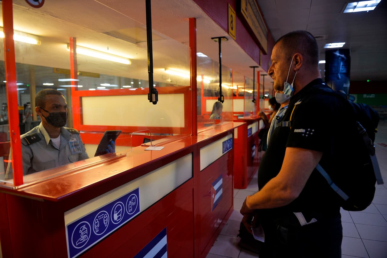 Cuba no cobrará impuestos a los viajeros que importen alimentos y medicinas desde este lunes