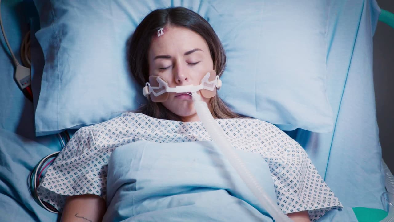 Lamentablemente, Julieta llegó gravemente herida al hospital, y ante su terrible situación, los médicos tuvieron que inducirla a un coma.