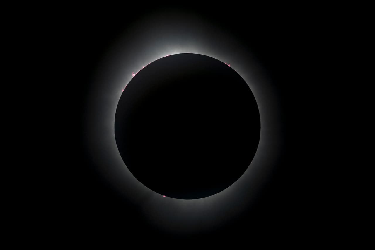 La 
<b>luna cubre completamente el sol durante el eclipse</b>. Esta imagen fue captada en Progressive Field en Cleveland.