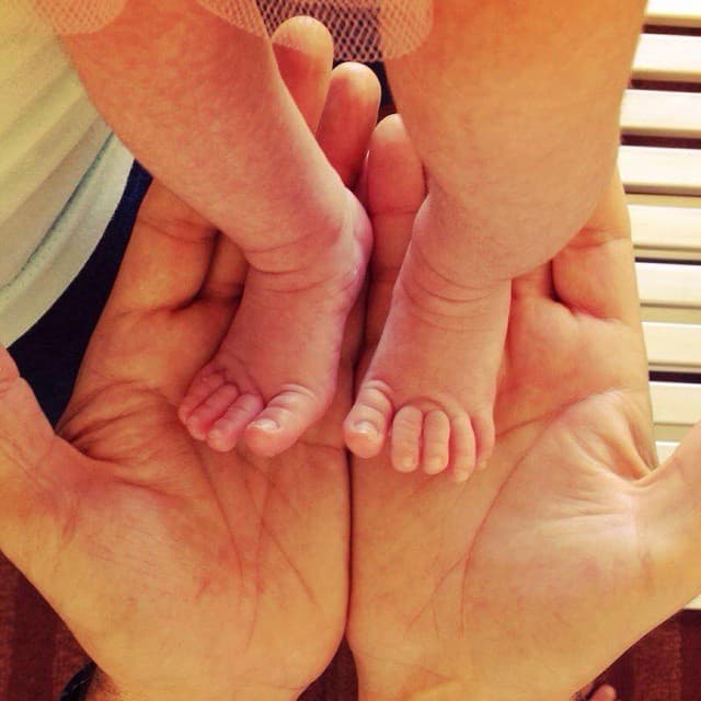 Eugenio es un papá muy ocurrente pero que al lado de sus hijos sale su lado tierno.