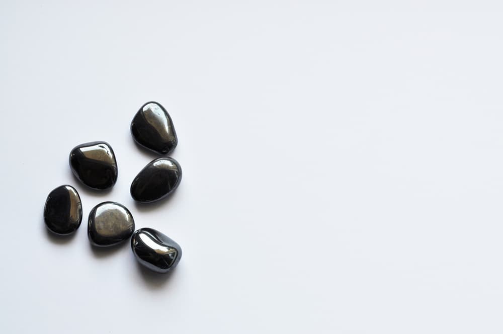 Si estás buscando un mejor empleo, un aumento o simplemente que te vaya bien en tu trabajo, la hematita es una gran piedra que puede beneficiarte, sobre todo a nivel financiero, porque atrae la buena suerte y prosperidad en este terreno, mezclado con lo laboral.