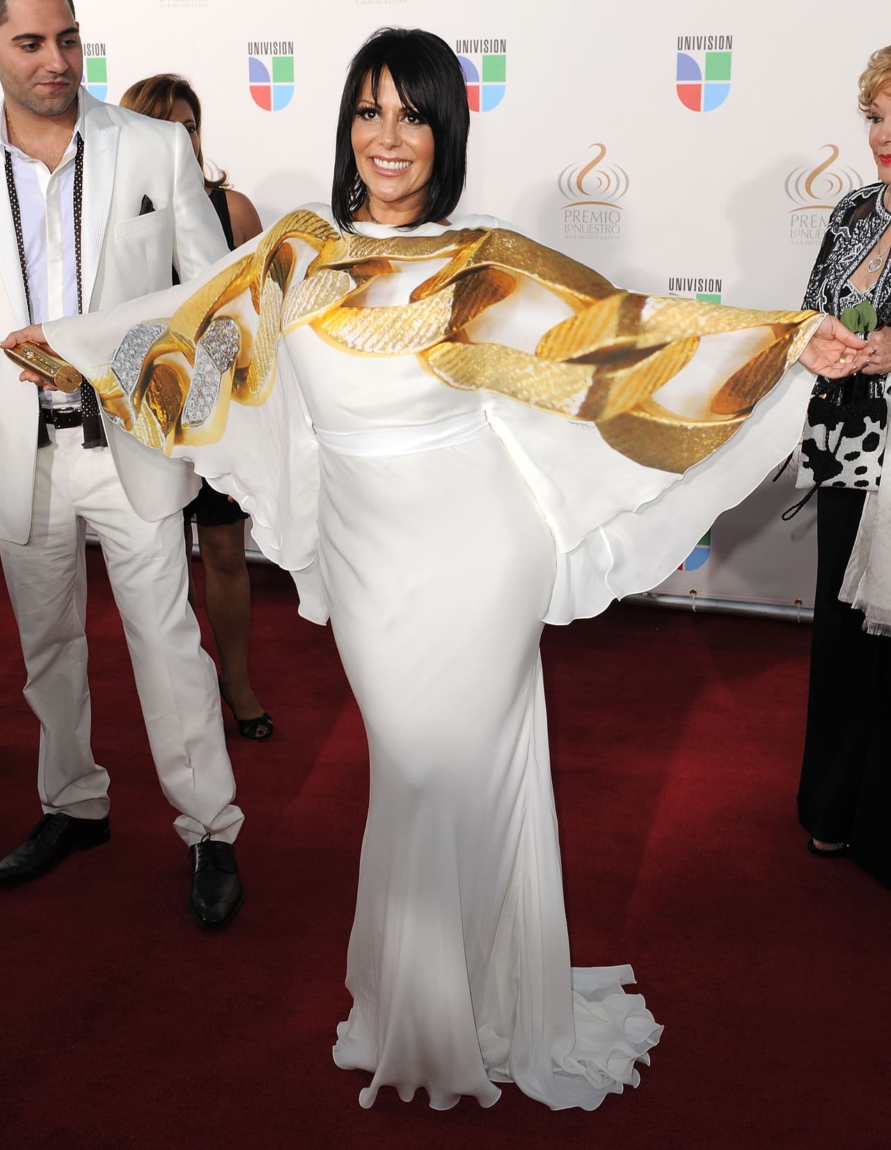 En el año 2009, Alejandra Guzmán lució un impactante vestido blanco de Roberto Cavalli con un gran estampado dorado.