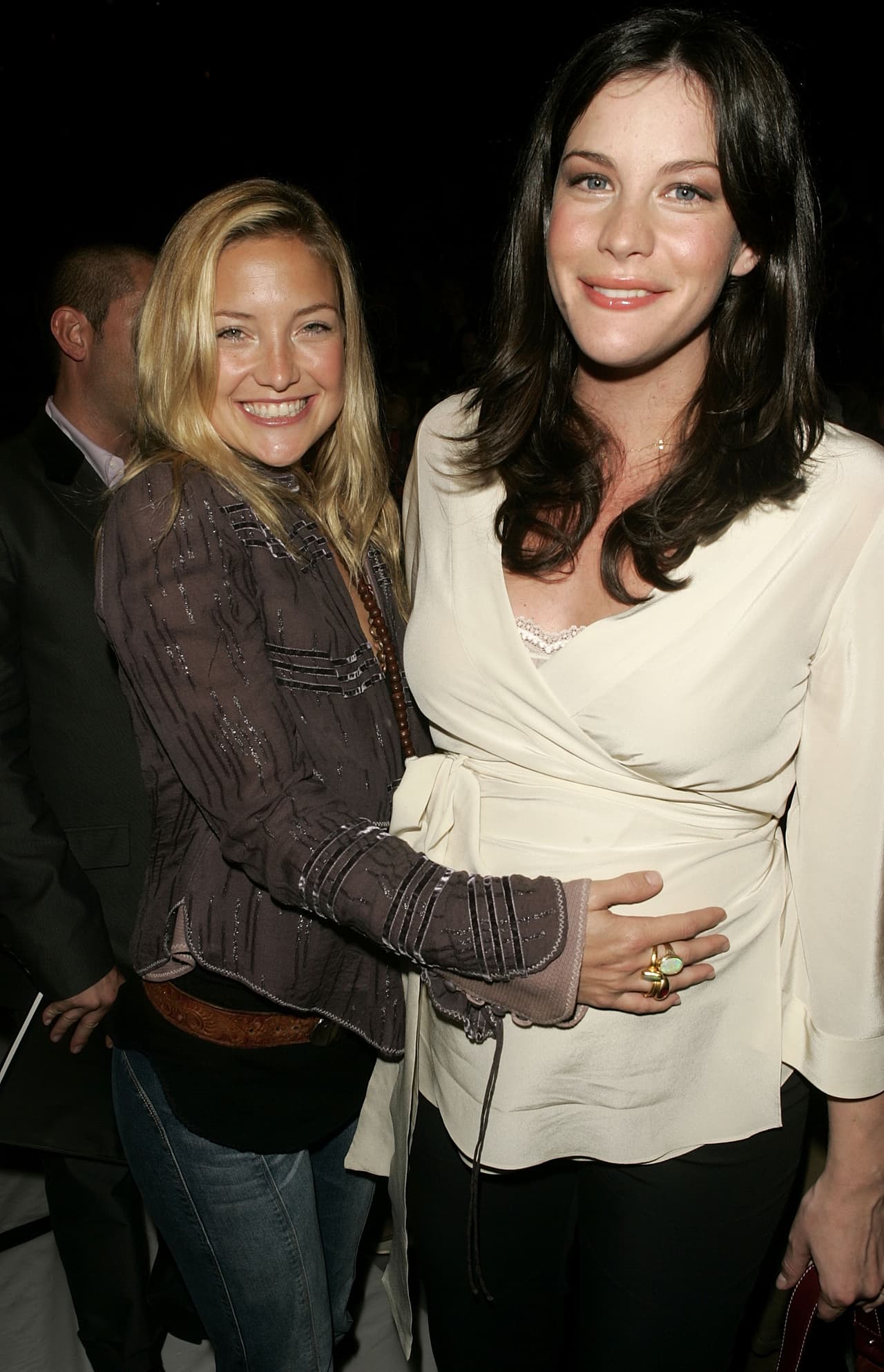 El vocalista de Aerosmith, Steven Tyler, y el actor, comediante y músico Bill Hudson, decidieron mandar a sus hijas a estudiar a la misma escuela 'Crossroads School for Arts & Science' y fue ahí donde las actrices se conocieron.