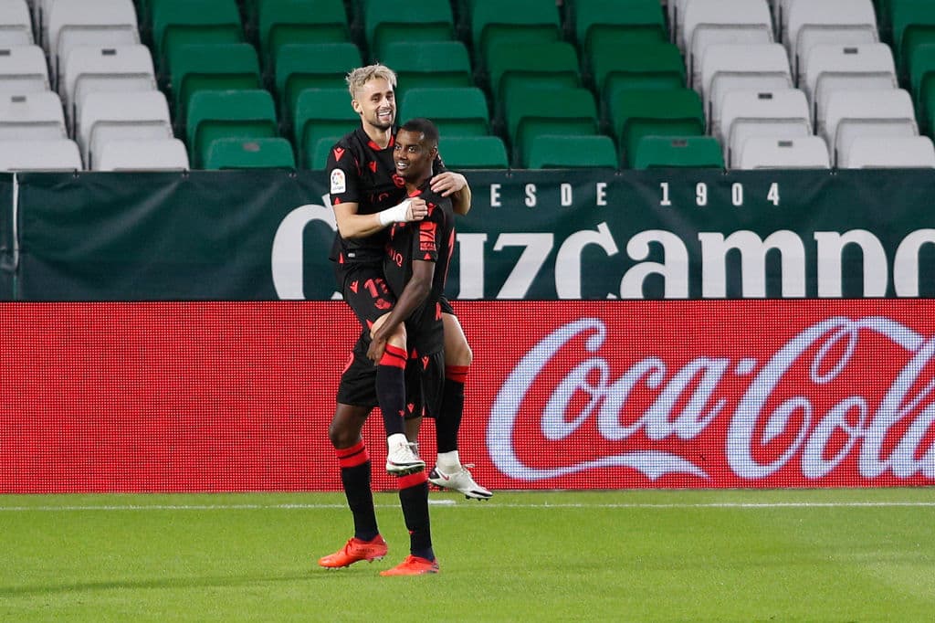Oyarzabal convierte el penalti en gol para su equipo.