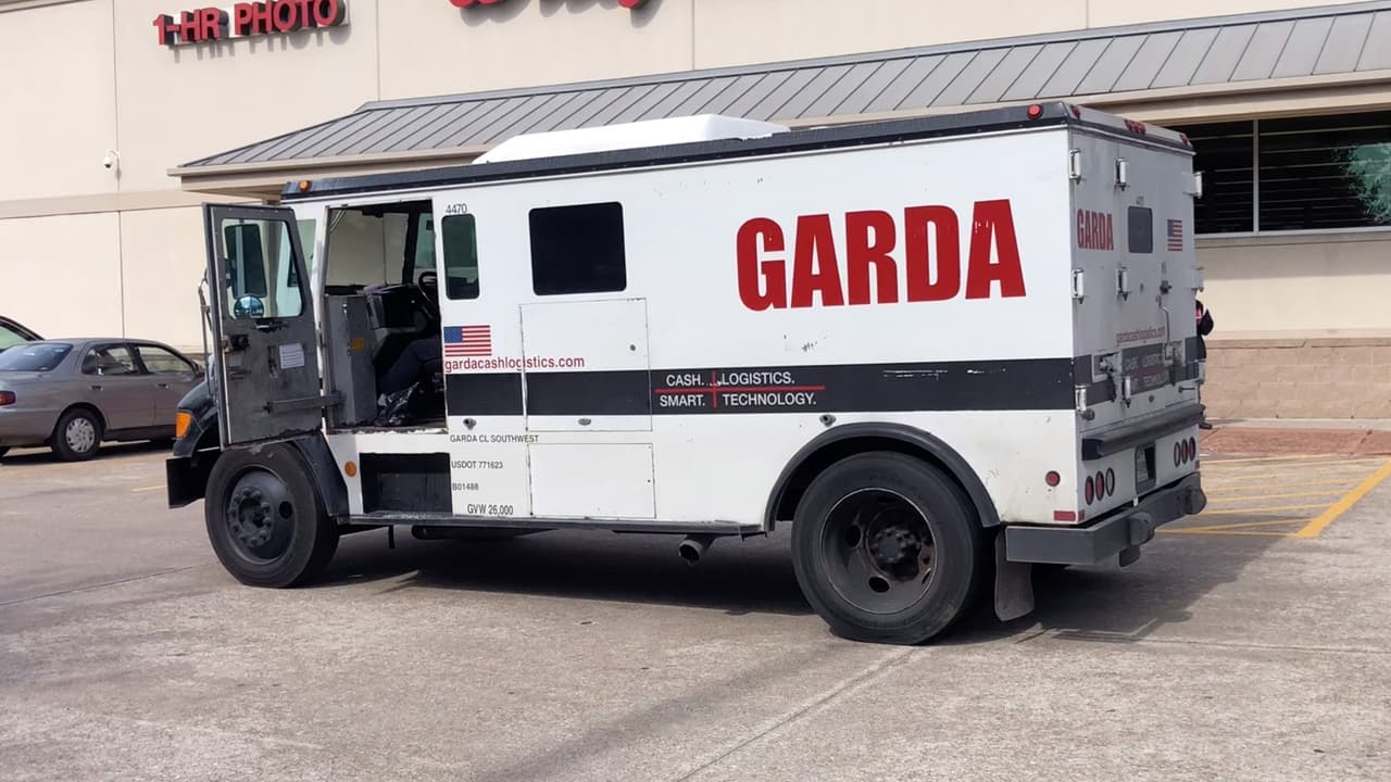 El camión blindado llegó al centro comercial ubicado en Court Road y South Post Oak, alrededor del mediodía.