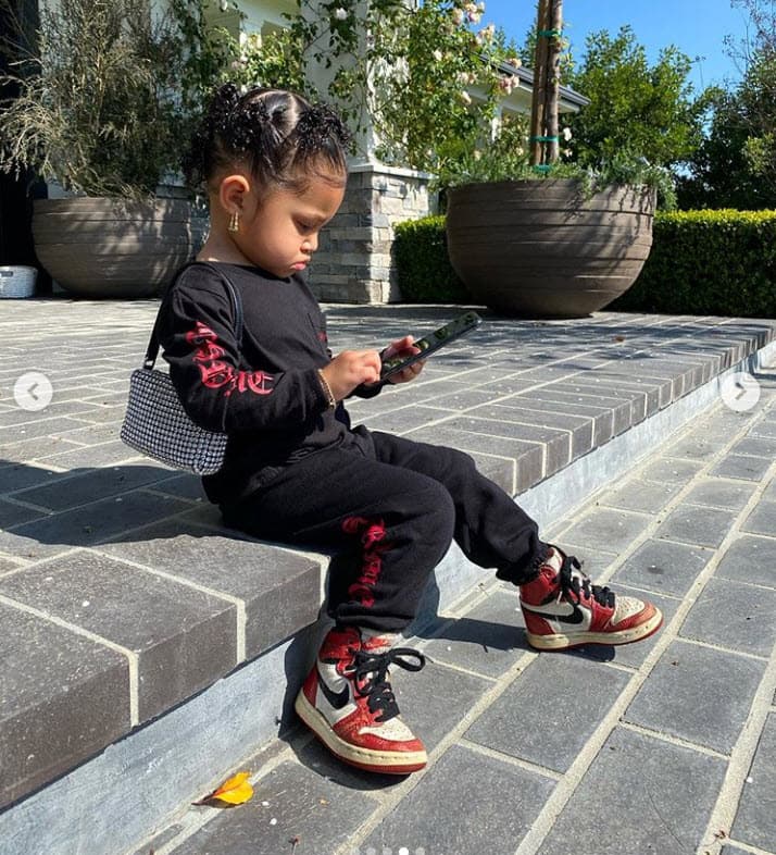 El look lo complementó con unos tenis estilo vintage Nike Air Jordan 1 Retro High Origin Story. El modelo
<b><a href="https://www.nike.com/es/launch/t/air-jordan-1-origin-story/" target="_blank">está agotado</a></b> en la tienda en línea y tuvo un precio oficial de
<b>164 dólares</b>. Por ser tenis de colección, en sitios como Amazon ahora se cotizan desde los 500 hasta los 1,374 dólares.
<br>