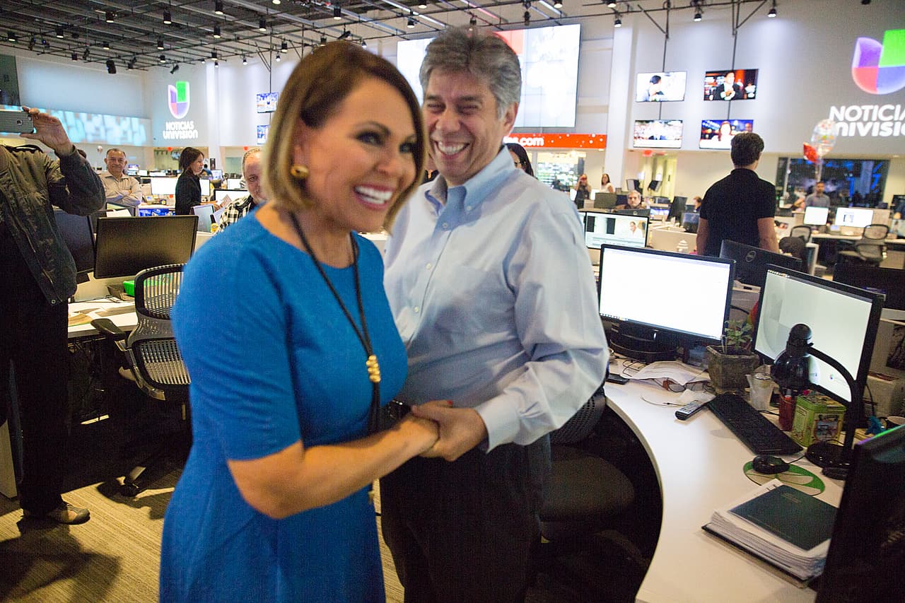 La periodista compartió algunas palabras y sonrisas con el presidente de Univision Noticias, Daniel Coronell. “Le agradezco a Daniel Coronell, presidente de Univision, sus esfuerzos por tratar de convencerme de que renueve mi contrato, que me quede. Pero como yo siempre le digo a los jóvenes 'luchen por sus sueños, no se den por vencidos'. Ahora me toca a mí practicar lo que predico”, aseguró Maria Elena Salinas durante el anuncio.