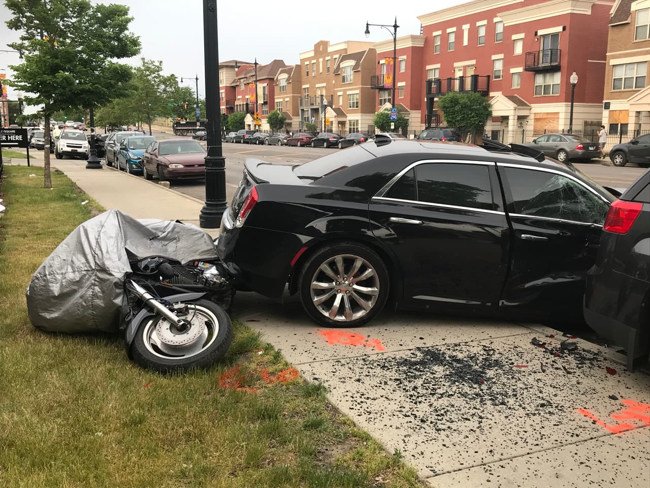Poco después de la media noche, un automóvil Chrysler 300 color negro viajaba en dirección norte sobre la cuadra 300 Sur Western cuando impactó detrás a un auto Toyota Sedán de color negro que estaba estacionado en doble fila. 
<br>