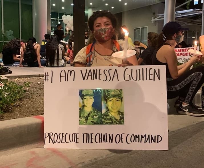 El asesinato de Vanessa Guillén ha reactivado algunos de sus viejos demonios para Marta Vázquez. Como muchos, espera que el caso de Guillén dé pie a reformas, pero alberga muchas esperanzas. En esta imagen, Vázquez asistiendo a una protesta de #YoSoyVanessaGuillén.