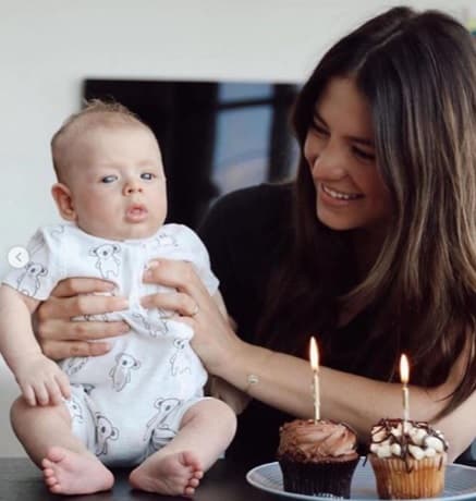 "Aquí vamos otra vez con 
<b>el pastel</b> que no me puedo comer todavía", se lee en un globito de puesto sobre la cabeza de Noah.