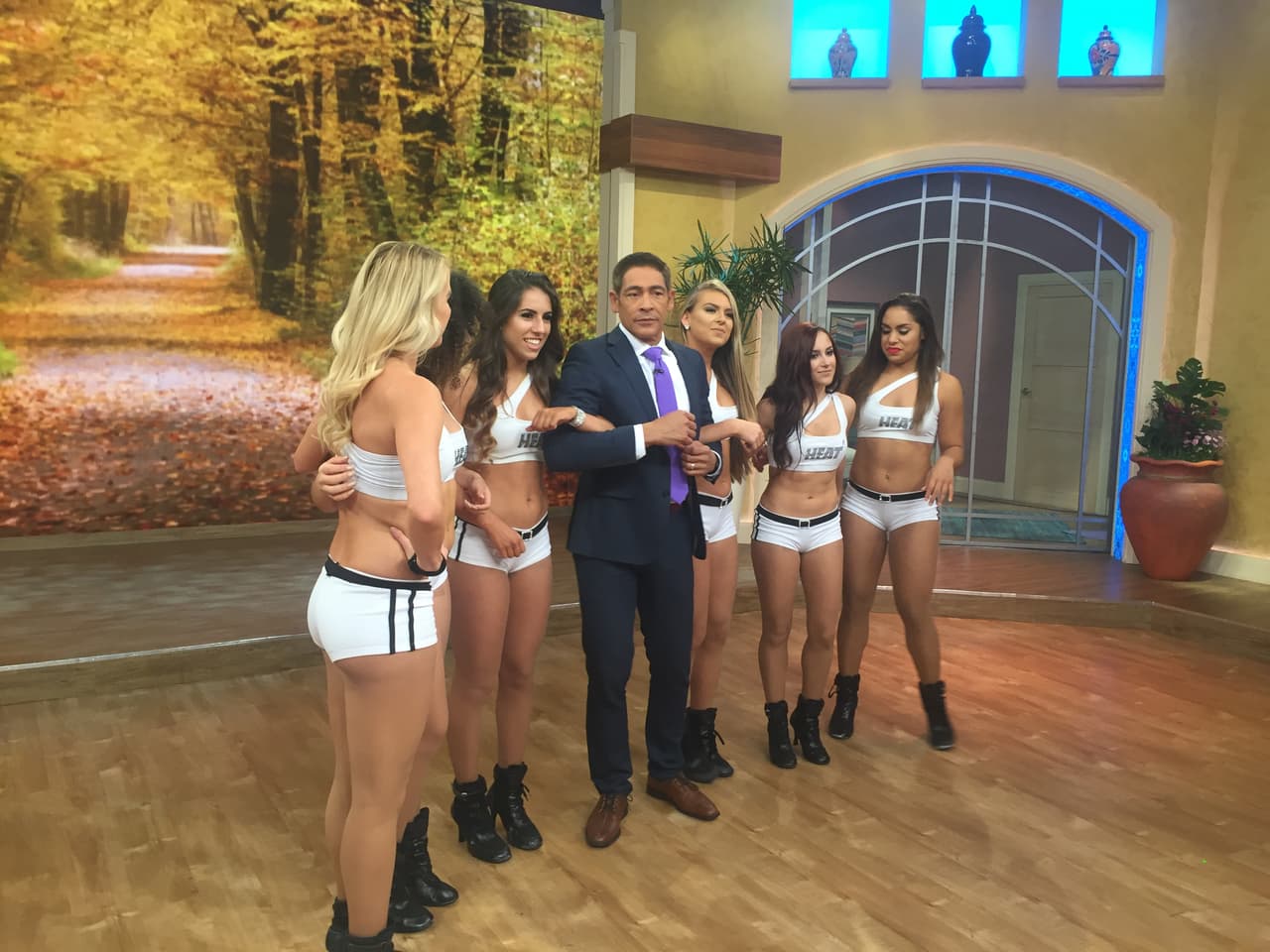 Las porristas de 'Miami Heat' visitaron la casita de Despierta América y Johnny les dio una muy calurosa bienvenida.