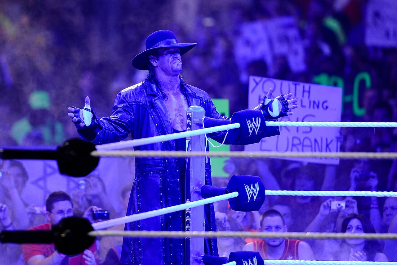 El Undertaker, la superestrella de la lucha libre WWE, pone fin a su carrera a los 55 años de edad.