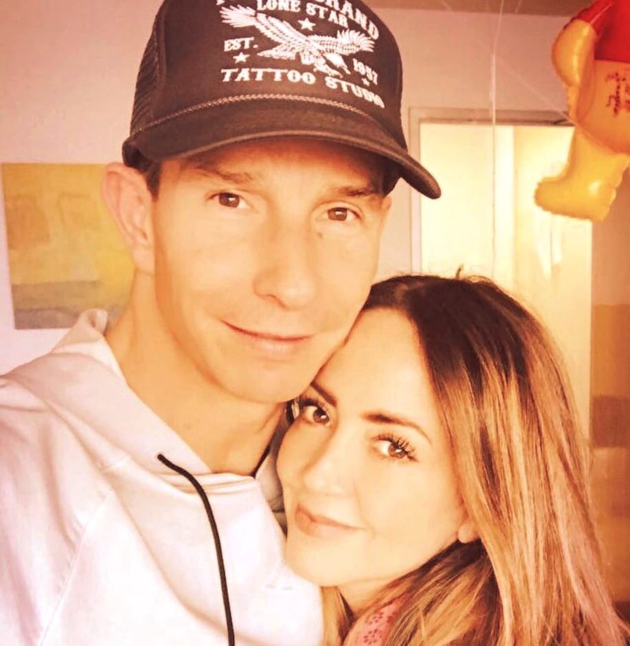 "[...] Llegué con Erik y le dije sabes qué, me siento muy mal, creo que necesito que me lleves al hospital. Entonces, le dije, creo que me he estado desmayando... En ese momento me sentí muy mal, otra vez perdí el sentido... ahí ya me mordí, sí hubo una convulsión, hubo un susto tremendo, ya después ya fui al hospital, me analizaron, las plaquetas estaban en unos niveles muy bajos [...]", dijo Andrea.