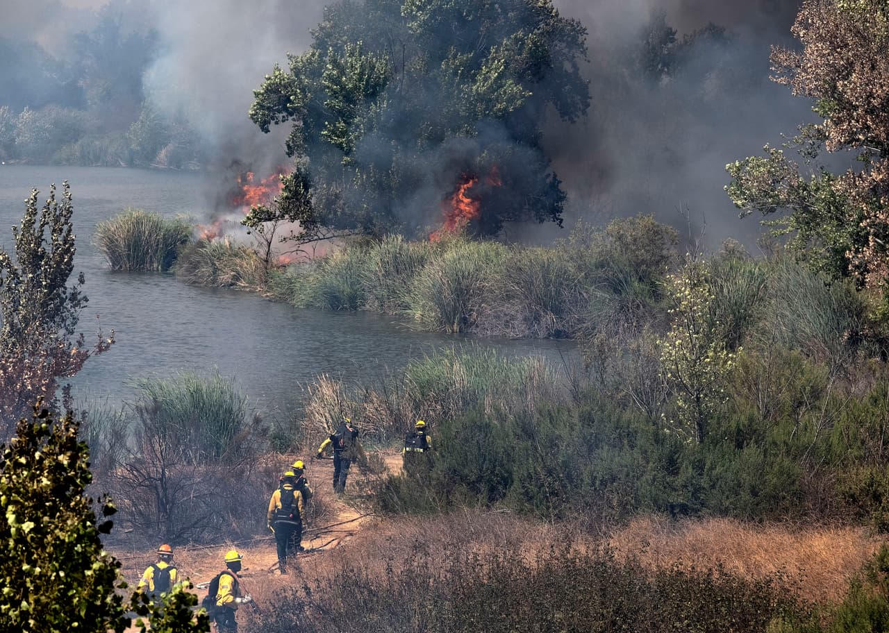 Además, "se pronostica que 
<a href="https://www.univision.com/local/los-angeles-kmex/esto-es-lo-que-debes-saber-sobre-la-nina-y-su-impacto-sobre-la-sequia-e-incendios-en-california">este año no va a haber muchas lluvias, va a ser un invierno muy seco</a> y puede seguir la jornada de los incendios forestales y de maleza todo el año", dijo el capitán Fernando Herrera de CalFire.