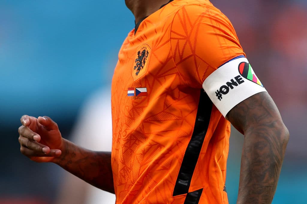 El brazalete de capitán 'One Love' usado por Georginio Wijnaldum de los Países Bajos durante el partido de octavos de final del Campeonato de la UEFA Euro 2020 el 27 de junio de 2021 en Budapest, Hungría.