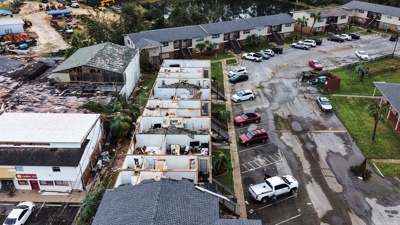 El impacto del huracán Isaias en el norte de Florida durante el viernes en la noche y la madrugada del sábado, dejó a cuatro personas muertas y cientos millones de dólares en daños. En la imagen se observa un complejó de apartamentos en Milton, Florida, al que el poderoso ciclón el arrancó el techo.