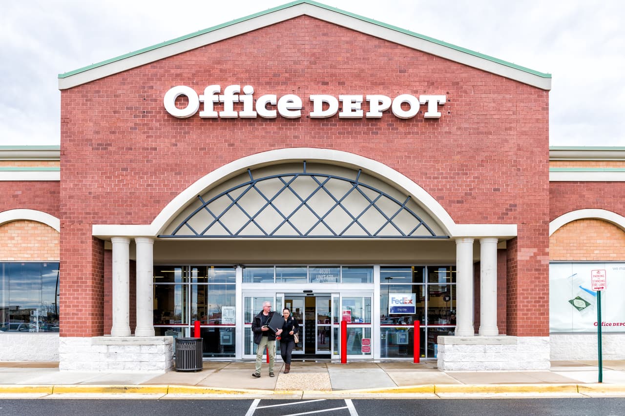 <b>Office Depot. </b>Esta cadena de tiendas de suministros de oficina anunció planes para eliminar alrededor de 13,100 empleos y cerrar algunas tiendas para fines de 2023. Planea enfocarse en sus servicios de asistencia tecnológica para consumidores y empresas, y señaló que en tres años el comercio minorista representará solo el 20% de su negocio. La investigación se pregunta si esta compañía podrá lograr un cambio así de radical sin recurrir a la protección por quiebra.