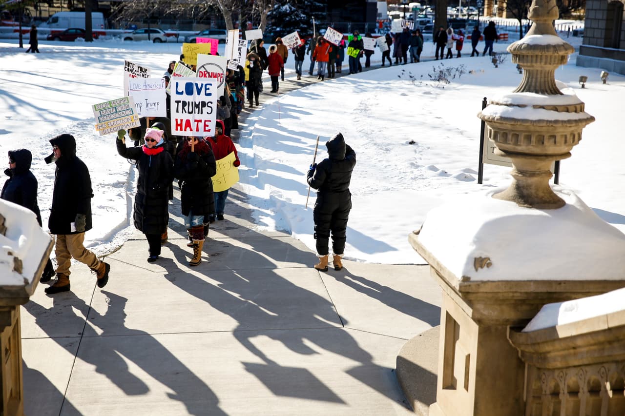 Aunque hubo pequeñas protestas organizadas para este día, en el que se reunirían los electores para depositar sus votos, y un gran revuelo por las solicitudes de muchas voces para que se votara “a conciencia”, nadie esperaba que el Colegio Electoral revirtiera el resultado conocido desde el 8 de noviembre.