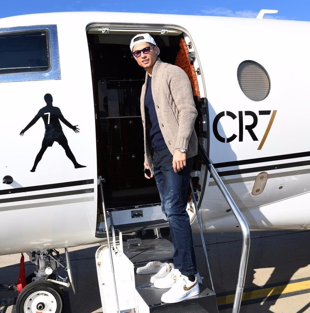 Cristiano Ronaldo y Georgina Rodríguez deben viajar mucho por los compromisos del futbolista y encontraron la mejor manera de hacerlo: en avión privado.
