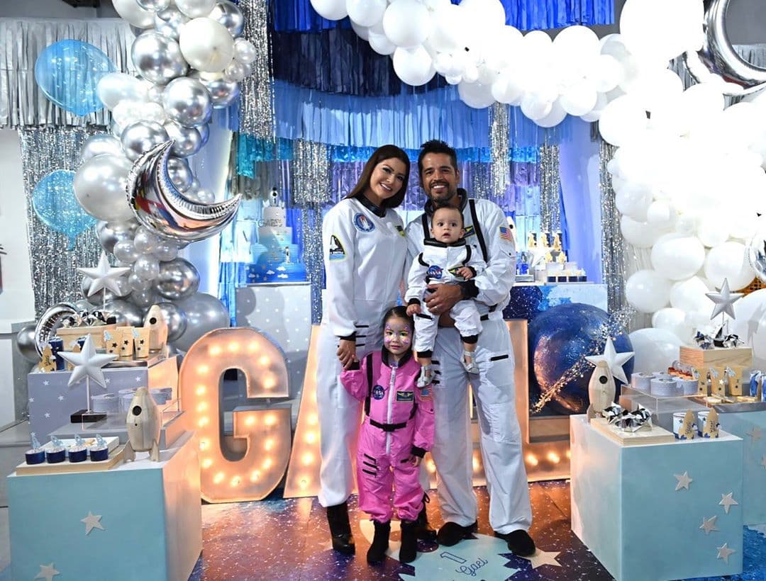 La familia entera se caracterizó de astronauta para acompañar a Gael en la primera fiesta de cumpleaños. “Una familia espacial. Astronautas listos para un viaje a la luna”, así tituló la bella fotografía.
<br>