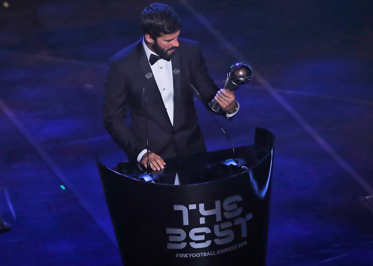 Alisson Becker receives el premio The Best FIFA al mejor porteri de la temporada.