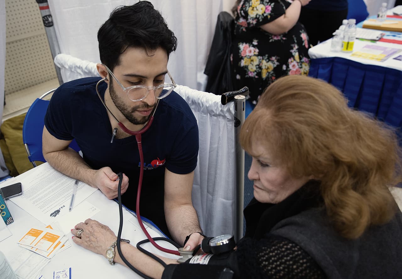 No solo adultos mayores acudieron: personas de todas las edades y niños, incluso. "Me enteré del evento por Univision, en los comerciales", compartió una de las pacientes.