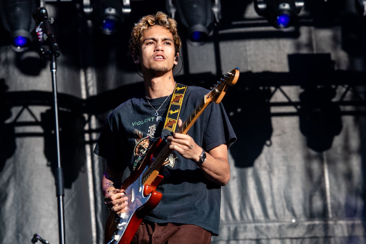 Dominic Fike tiene 26 años de edad y es musico y compositor.