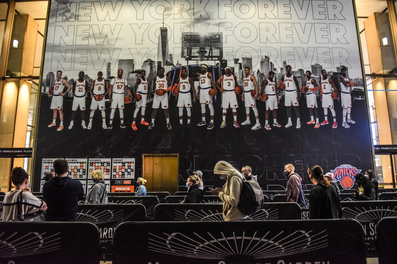 La distancia social y las mascarillas son obligatorias para asistir a los centros de votación temprana.