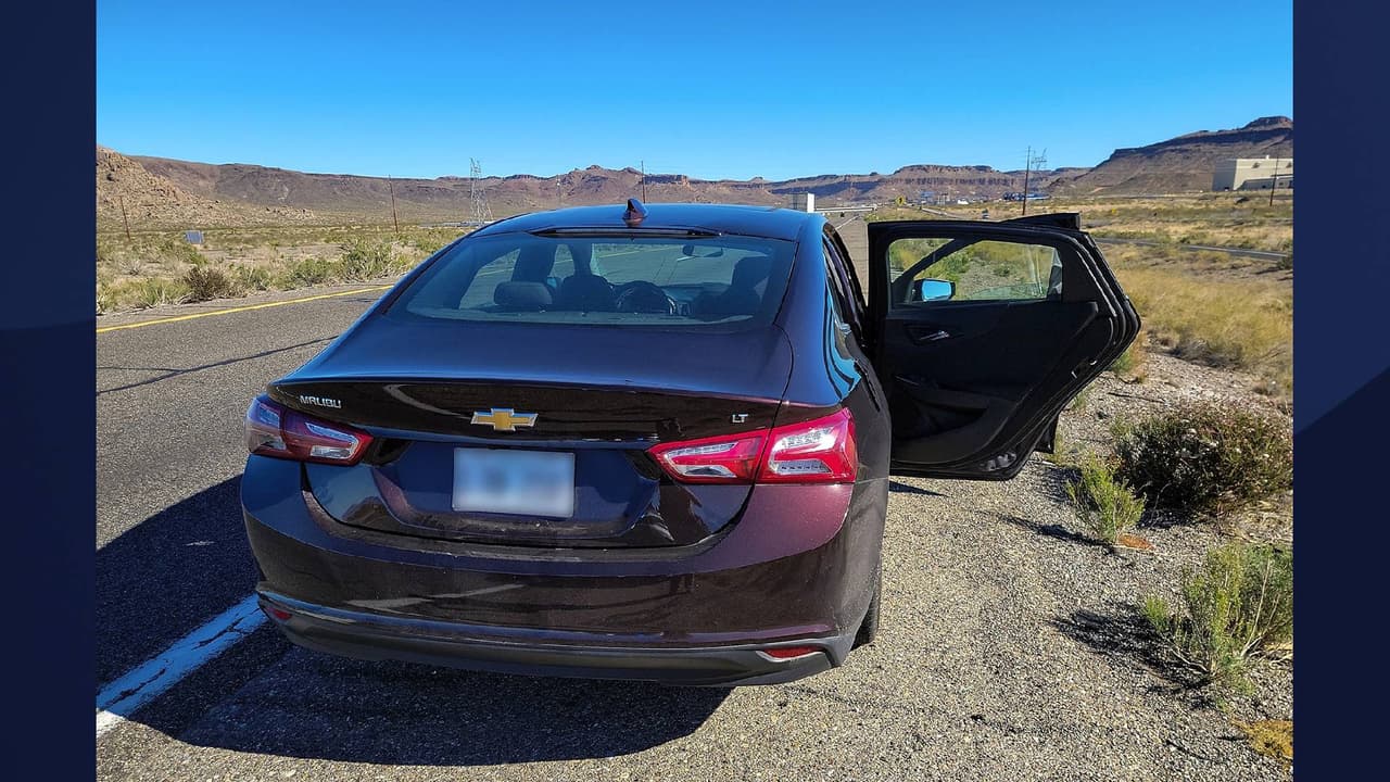 Según reportes, el agente
<b>descubrió 25 libras de cocaína y más de 2.2 libras de polvo de fentanilo </b>dentro del vehículo. Según la Administración de Control de Drogas, 2.2 libras de
<b>polvo de fentanilo tiene el potencial de matar a 500,000 personas.</b>