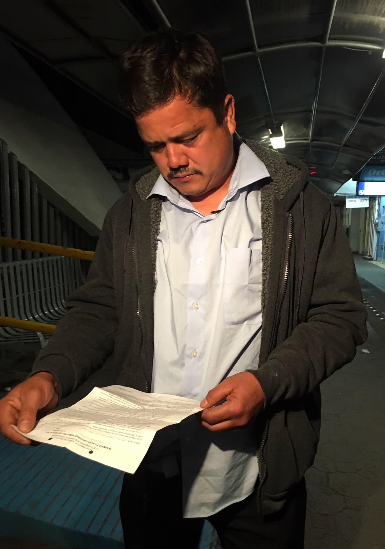 Con una carta en la que le explican los motivos de su deportación llegó a México Juan Carlos Fomperosa.