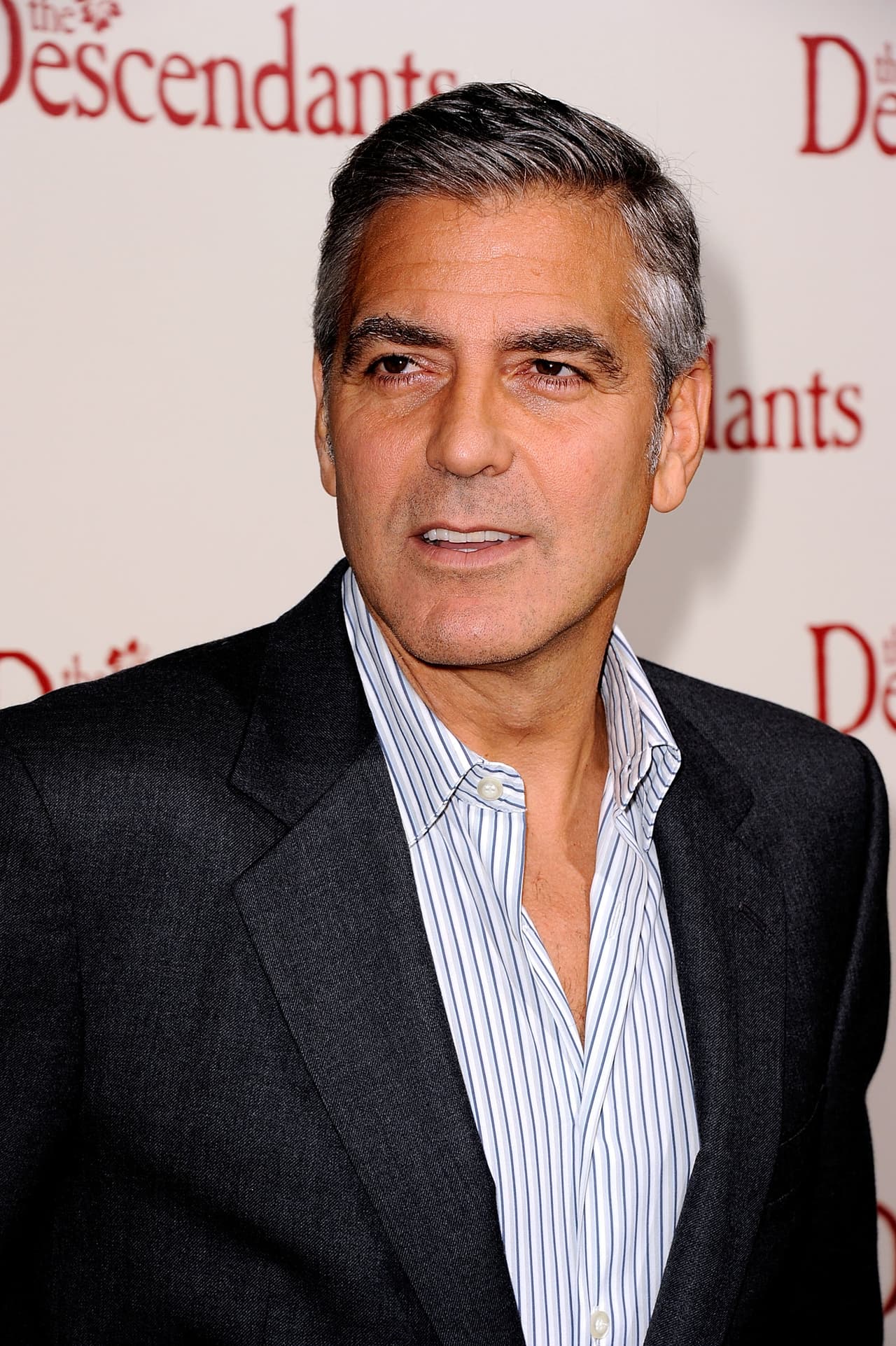 George Clooney en Los Descendientes En pocos películas vemos a George Clooney en papeles conmovedores pero en esta lo hizo bastante bien interpretando un padre que debía ser el pilar de la familia en un momento trágico: su esposa sufre un accidente y debe enfrentarse a la decisión de vender las tierras de la familia después pasa lo impensable descubre que su esposa tenía una aventura amorosa al momento del accidente, lo que hace que tenga que mantenerse fuerte.