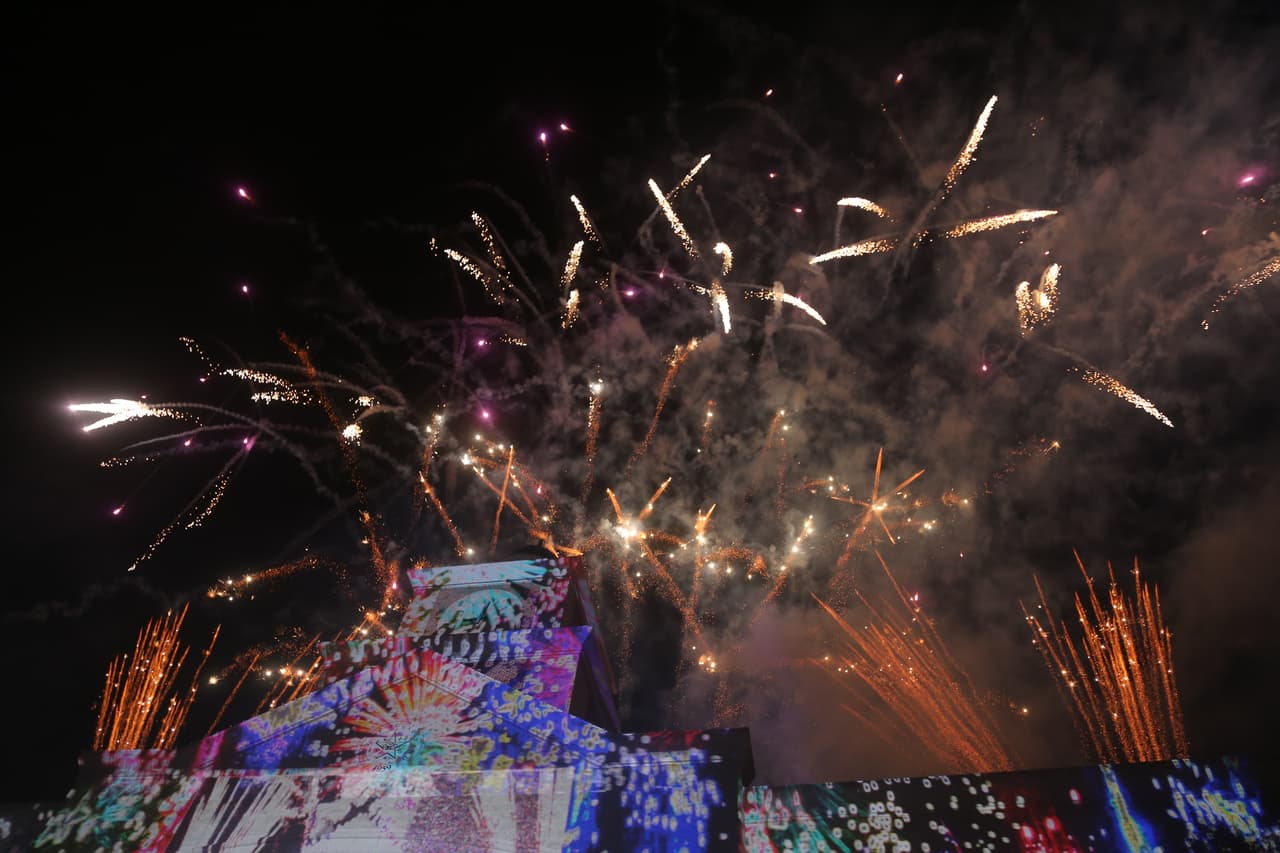 <b>Sugar Land, Texas</b> 
<br>
<a href="https://www.univision.com/local/austin-kakw/estas-son-las-siete-ciudades-de-texas-mas-seguras-para-criar-hijos-fotos" target="_blank">Ocupa el número 21 de la lista</a>. Sugar Land gana su apodo al dar un paso para ofrecer algunos beneficios "bastante dulces para las familias", incluido un programa de artes culturales. Esta comunidad planificada obtuvo un certificado de distinción de la International City / County Management Association (ICMA) por gestión basada en datos y transparencia comunitaria. 
<br>
<br>
<b>Población:</b> 89,790. 
<br>
<b>Población hispana (2018): </b>7,692. 
<br>
<b>Ingreso promedio:</b> $108,994. 
<br>
<b>Puntaje de seguridad: </b>91,77. 
<br>
<b>Tasa de graduación: </b>93,5%. 
<br>
<b>Tasa de delincuentes sexuales (por cada 10.000): </b>4.80.